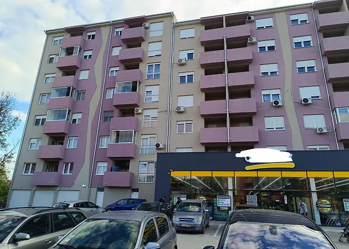 Apartman Eight - *